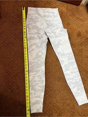 Lululemon size 6 wunder under high rise incognito camo jacquard alpine white